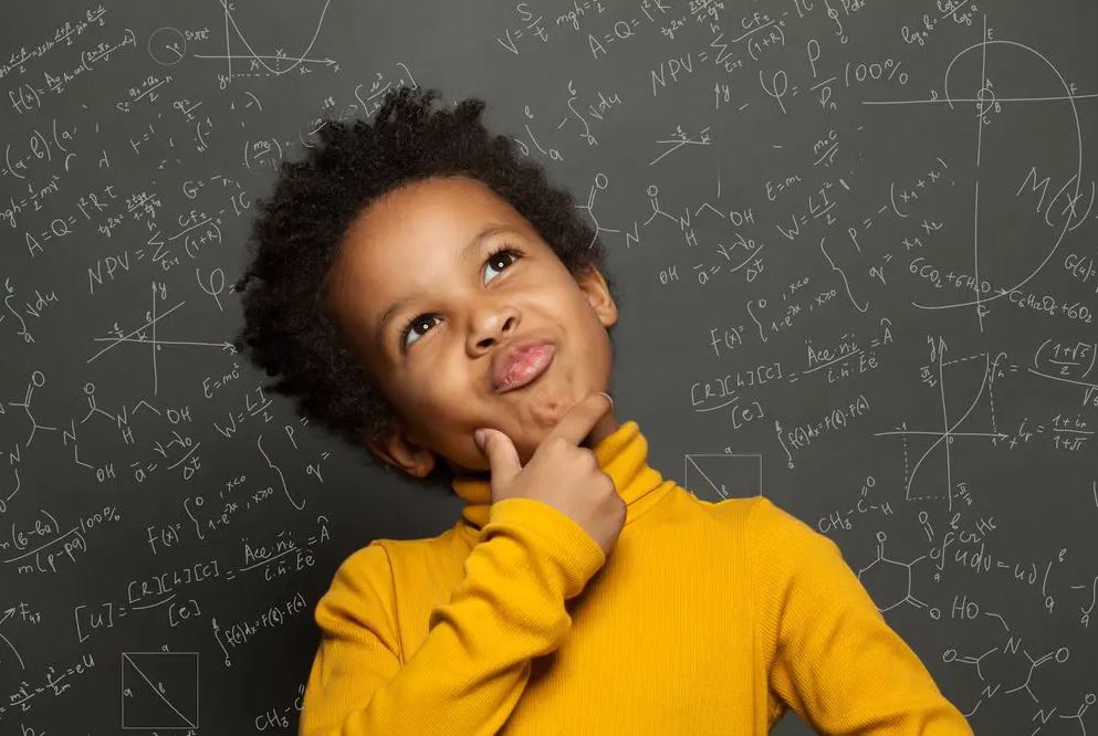 Illustratie: kind twijfelt bij een rekenopdracht — rekenfeiten verminderen die twijfel