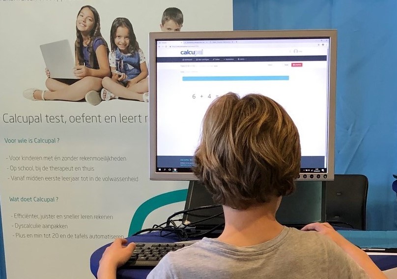 Kind werkt thuis aan een rekenopdracht in de Calcupal webapplicatie